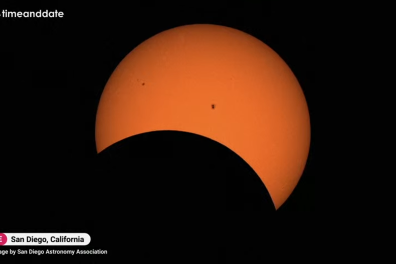 Visualización del eclipse solar total desde San Diego, California, a las 19:46 hora española