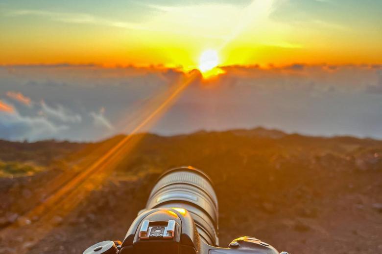 Un aficionado fotografía este lunes, el eclipse sobre el mar de nubes desde Garafía, en las cumbres de La Palma (Canarias)