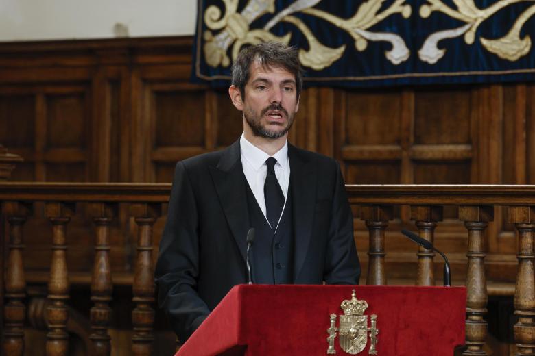 El ministro español de Cultura, Ernest Urtasun, durante su discurso en la ceremonia del Premio Cervantes