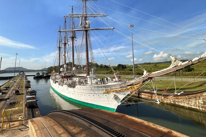 El buque-escuela Juan Sebastián de Elcano cruza el canal de Panáma