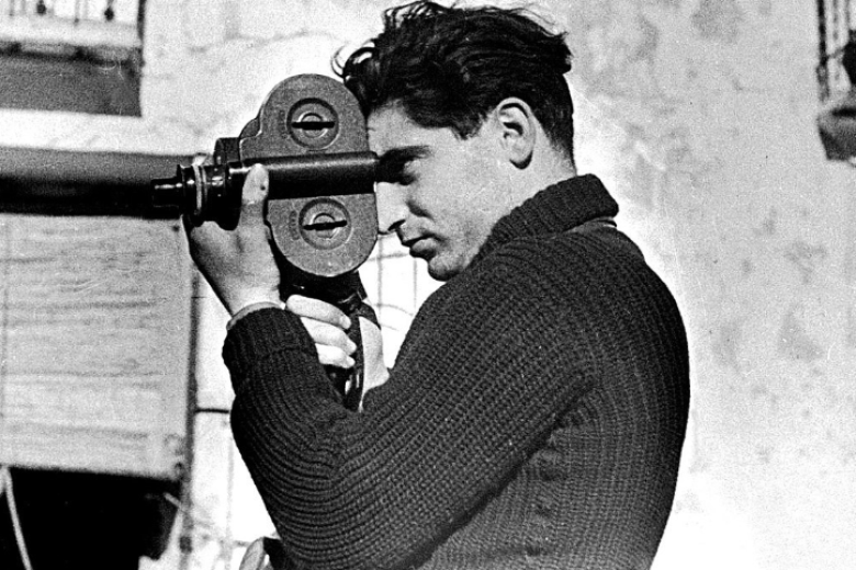 Robert Capa en 1937 fotografiado por su compañera y amante Gerda Taro