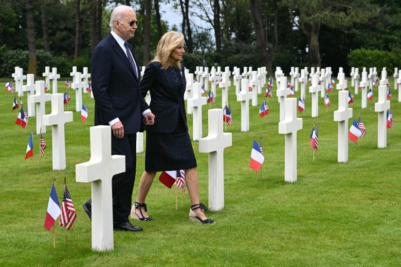 El presidente de EE.UU., Joe Biden, recorrió las tumbas de los soldados estadounidenses caídos en el Día D en el memorial del desembarco de Normandía