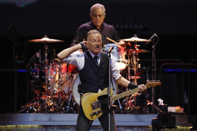 MADRID, 12/06/2024.- Los estadounidenses, el cantante, guitarrista y compositor Bruce Springsteen (d), el saxofonista Jake Clemons (2i) y la violinista italiana, Soozie Tyrell, acompañados por la E. Street Band durante el concierto que ofrecen hoy miércoles en el estadio Metropolitano, en Madrid. EFE/ Juanjo Martín