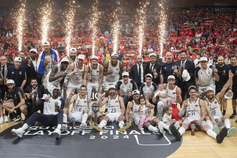 MURCIA, 12/06/2024.- Los jugadores del Real Madrid, (i-d) Sergio Rodríguez y los franceses, Guerschon Yabusele y Vicent Poirier, celebran la victoria de su equipo en el tercer partido de la final de la Liga Endesa ante el UCAM Murcia, que les hace campeones de la Liga, este miércoles en el Palacio de los Deportes de Murcia. EFE/Marcial Guillén