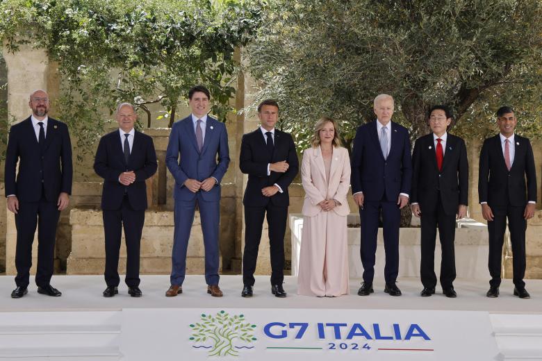 La clásica foto de familia del G7. De izquierda a derecha: el presidente del Consejo Europeo Charles Michel; el canciller de Alemania Olaf Scholz, el primer ministro de Canadá Justin Trudeau; el presidente de Francia Emmanuel Macron; la primer ministro de Italia Giorgia Meloni; el presidente de EE.UU. Joe Biden; el primer ministro de Japón Fumio Kishida; el primer ministro británico Rishi Sunak; y la presidenta de la Comisión Europea Ursula von der Leyen