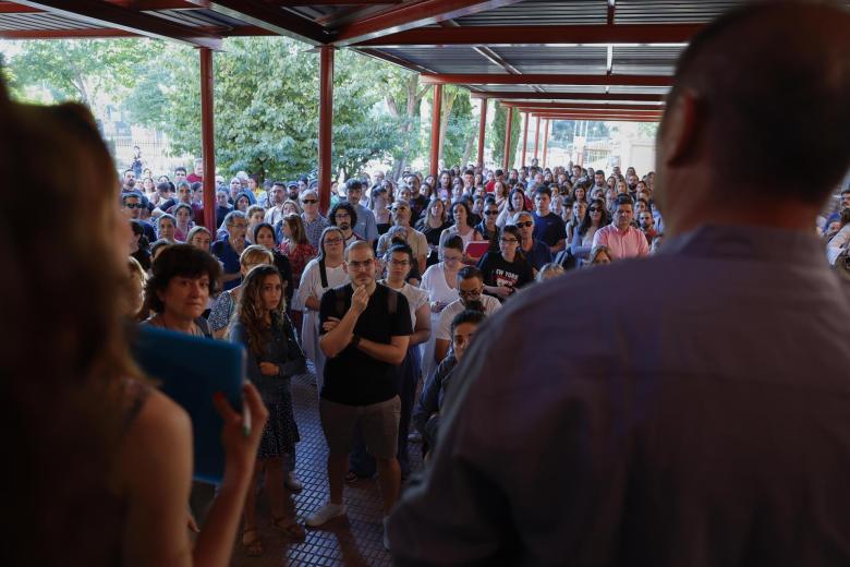 Varias personas esperan a las puertas del IES África en Fuenlabrada, Madrid, momentos antes de comenzar sus exámenes