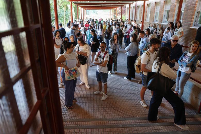 Algunos profesores minutos antes de entrar el centro escolar para comenzar las pruebas
