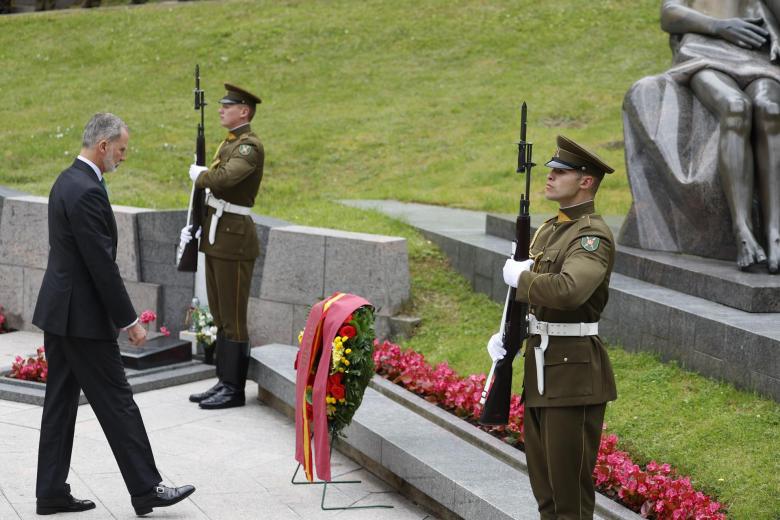 El Rey, durante la ofrenda de una corona de laurel ante las tumbas de los asesinados por defender la independencia de Lituania