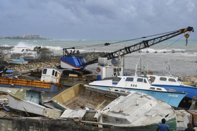 Barcos pesqueros dañados tras el paso del huracán Beryl por Barbados