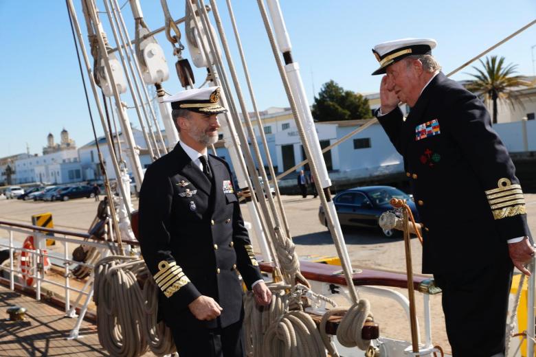 Don Juan Carlos saluda a Don Felipe en el buque Juan Sebastián de Elcano