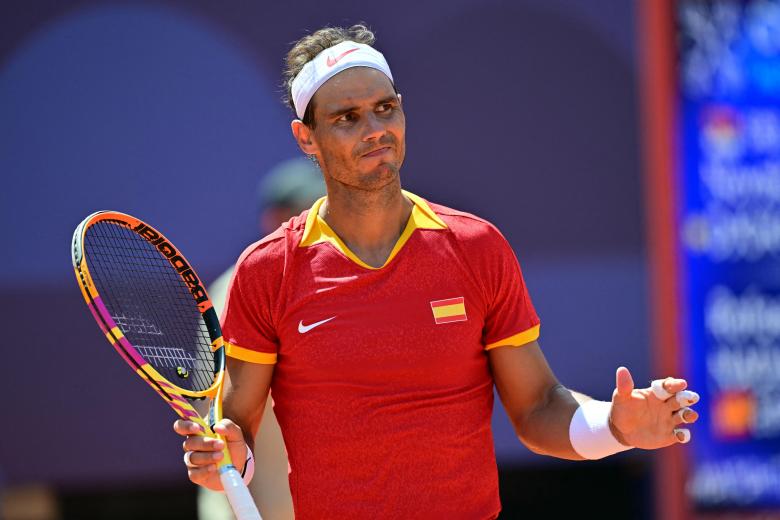 Rafael Nadal reacciona mientras juega contra el serbio Novak Djokovic