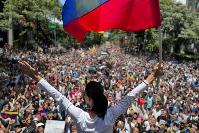 Una bandera venezolana, brazos abiertos y una multitud de venezolanos que la aclama entre lemas de libertad coreados a voz en grito. La libertad y la democracia se han empezado a abrir en Venezuela en un proceso que para muchos es ya irreversible.