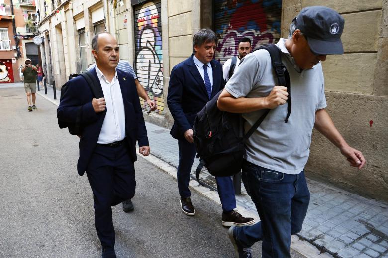 El prófugo Carles Puigdemont, acompañado por Jordi Turull (i), por las calles de Barcelona camino de la concentración independentista