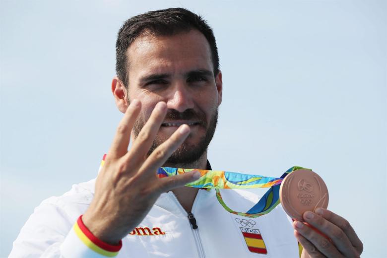 El ganador de la medalla de bronce en canotaje de velocidad, el español Saúl Craviotto, posa con su medalla de bronce. La cuarta en su carrera
