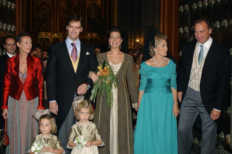 ALEJANDRA OSBORNE Y SU MARIDO JOAQUIN BUENDIA EN EL DIA DE SU BODA A LA SALIDA DE LA IGLESIA DE SAN MIGUEL JUNTO A BERTIN OSBORNE, SANDRA DOMECQ Y MARIA TERESA MARTIN FERNANDEZ, MADRE DEL NOVIO, EN JEREZ DE LA FRONTERA
JJS / CIRO / © KORPA
25/10/2003
JEREZ DE LA FRONTERA *** Local Caption *** WEDDING OF ALEJANDRA ORTIZ DOMECQ AND JOAQUIN BUENDIA
IN THIS PICTURED BERTIN OSBORNE, SANDRA DOMECQ , MARIA TERESA MARTIN FERNANDEZ ,