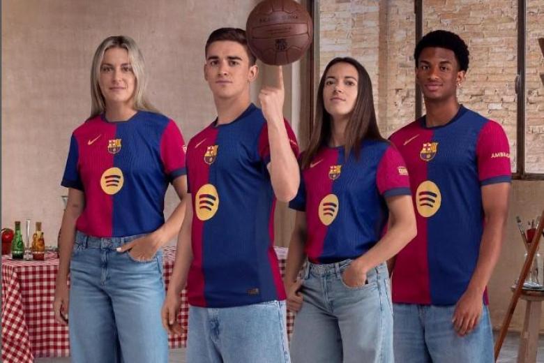 Gavi, Balde, Alexia Putellas y Aitana Bonmatí posan con la camiseta local de la marca Nike del FC Barcelona para la 2024/2025