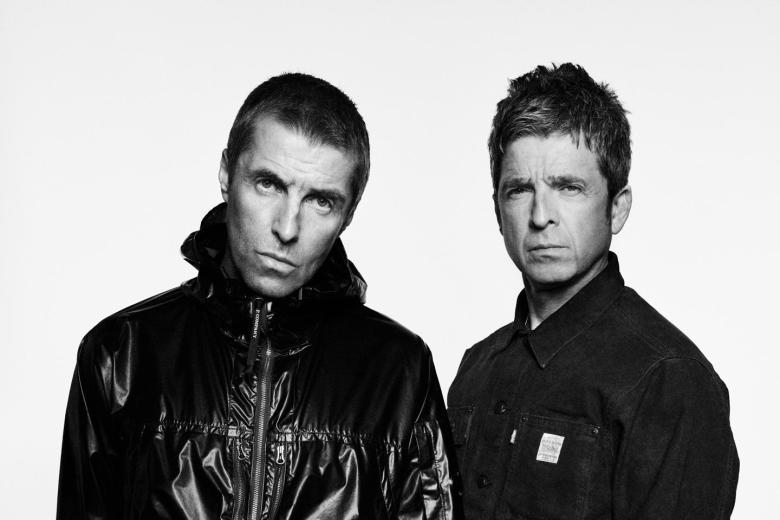 Liam y Noel Gallagher en la foto promocional de su regreso como Oasis