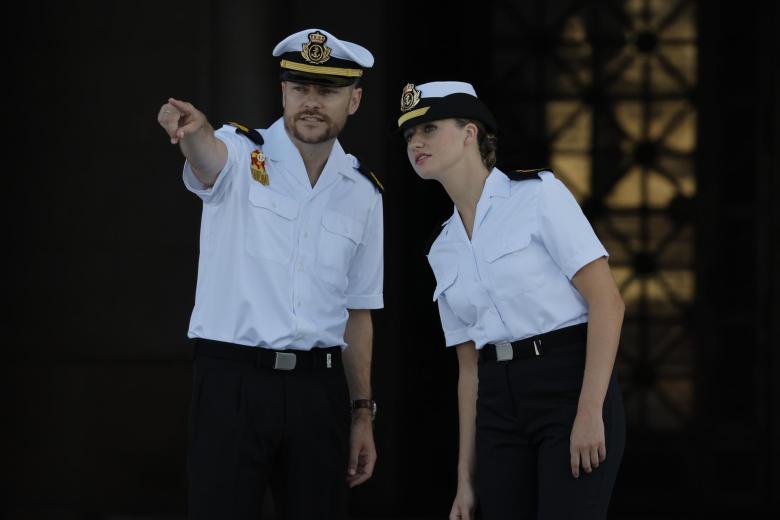 La princesa Leonor, junto a su profesor Eric German, tras entrar en la Escuela Naval Militar de Marín