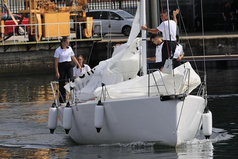 La Princesa de Asturias ha ingresado este jueves en la Escuela Naval Militar de Marín como parte de su formación naval militar, recogida en el Real Decreto 173/2023, junto al resto de damas y caballeros alumnos. Este viernes ya ha desarrollado sus primeras actividades en la Escuela y ha vivido su primera salida a la mar en instrucción marinera.