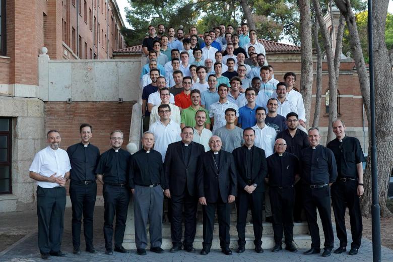 Los seminaristas mayores de Valencia, con su arzobispo y formadores