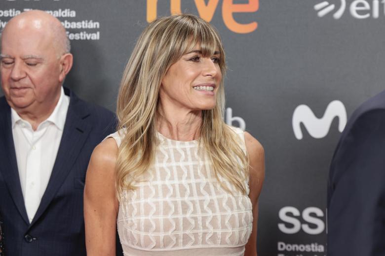 Begoña Gómez se ausentó de la última semana de la Mercedes-Benz Fashion Week Madrid, un escenario al que es asidua pero del que se ha alejado tras su imputación por tráfico de influencias y corrupción en los negocios. Hoy sí ha querido comparecer junto a su marido ante cámaras y periodistas