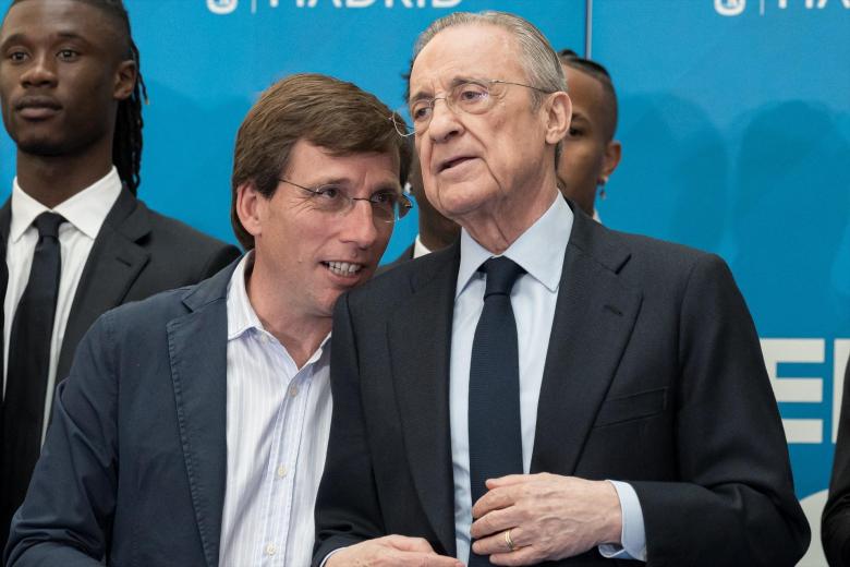 José Luis Martínez Almeida charla con Florentino Pérez en la visita del Real Madrid a Cibeles del pasado mes de mayo