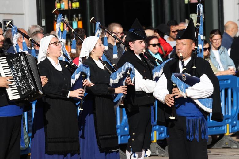 Un grupo de gaiteros espera la llegada de la Princesa Leonor a la plaza de la constitución del Ayuntamiento