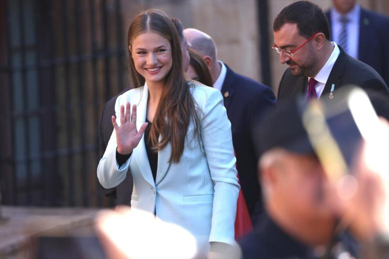 La Princesa Leonor junto al Presidente del Principado de Asturias, Adrián Barbón, a su llegada a la plaza de la constitución del Ayuntamiento de Oviedo para asistir a la entrega del título de Alcaldesa Honoraria de Oviedo a la Princesa de Asturias, a 24 de octubre de 2024, en Oviedo, Asturias (España). Coincidiendo con su visita a la región por la entrega de los Premios Princesa de Asturias 2024, la Princesa Leonor es hoy distinguida con la Alcaldía de Honor de Oviedo y la Medalla de Asturias.

José Ruiz / Europa Press
FAMOSOS;PRINCESA LEONOR;ALCALDESA HONORARIA;AYUNTAMIENTO
24/10/2024