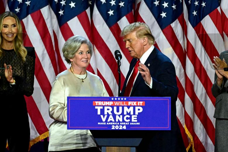 El expresidente de Estados Unidos y candidato presidencial republicano Donald Trump saluda a su jefa de campaña, Susie Wiles (izq.), durante un evento de la noche de las elecciones en el Centro de Convenciones de West Palm Beach en West Palm Beach, Florida