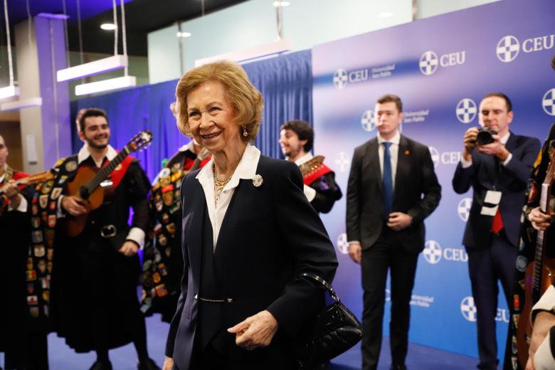 Tras las actuaciones, Doña Sofía se ha acercado para saludar a cada uno de los integrantes para felicitarles y mostrarles su agradecimiento