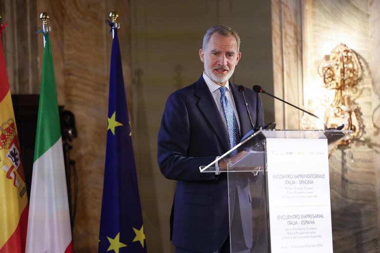 El rey Felipe VI interviene en la inauguración del foro empresarial Italia - España celebrado este jueves en la Galería del Cardenal del Palacio Colonna, en Roma