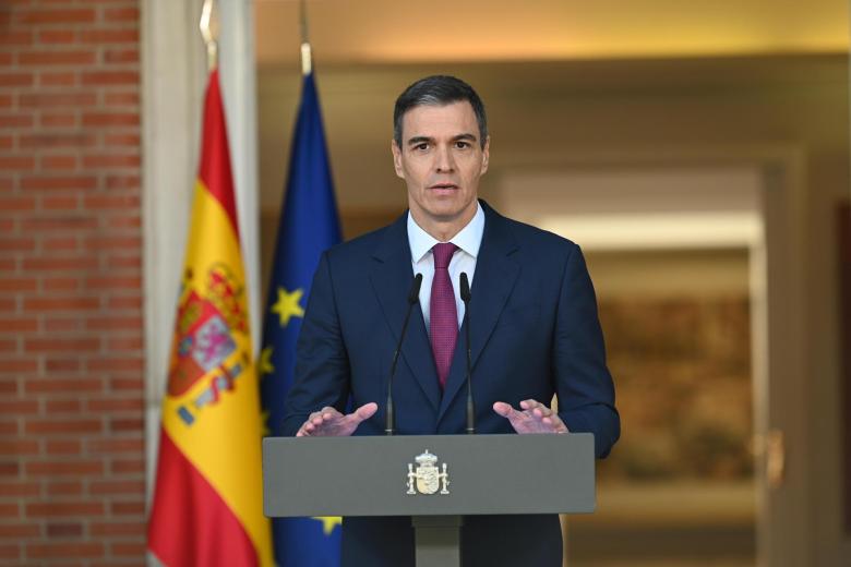 El pasado 24 de abril el presidente del Gobierno, Pedro Sánchez, utilizó la red social ‘X’ para mandar una carta a la ciudadanía con la que anunció que cancelaba durante cinco días su agenda pública para “reflexionar” si “debo continuar al frente del Gobierno o renunciar a este alto honor”. La misiva la realizó tras que se diera a conocer que un Juzgado de Madrid había abierto diligencias contra su mujer, Begoña Gómez, por presunta corrupción.
De esta manera, pasados los cinco días –29 de abril– el jefe del Ejecutivo tras ir a ver al Rey Felipe VI, realizó una comparecencia en la Moncloa en la que aseguró que “he decidido seguir con más fuerza si cabe al frente de la Presidencia del Gobierno de España”