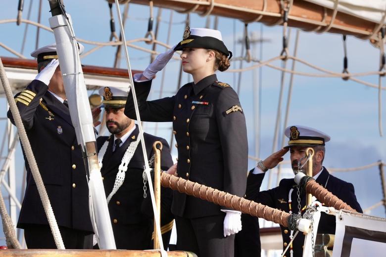 La Princesa Leonor a su llegada al buque escuela de la Armada Juan Sebastián de Elcano, atracado en el puerto de Cádiz