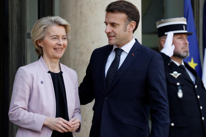 El presidente francés, Emmanuel Macron, recibe a la presidenta de la Comisión Europea, Ursula von der Leyen, antes de una cumbre informal de líderes europeos