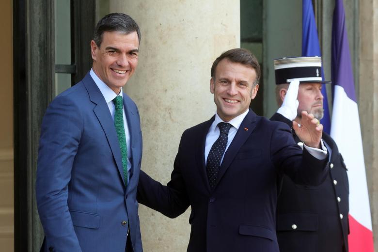 Pedro Sánchez es recibido por el presidente francés, Emmanuel Macron, en el Elíseo