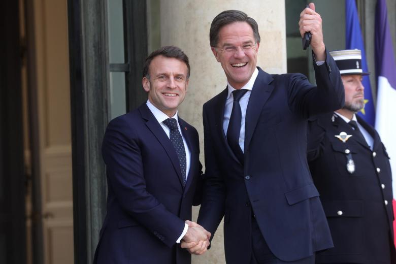 Macron junto al secretario general de la OTAN, Mark Rutte