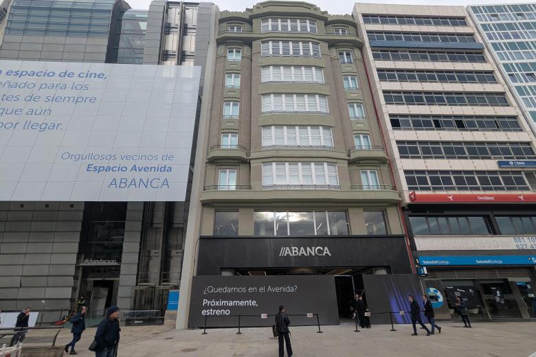 El proyecto para rehabilitar este inmueble, ubicado en el Cantón Grande, empezó a gestarse en 2018 y las obras comenzaron en 2022. Tras cerca de dos años de trabajos, la fachada quedó al descubierto a finales del pasado año. El antiguo Cine Avenida recuperó el color original.