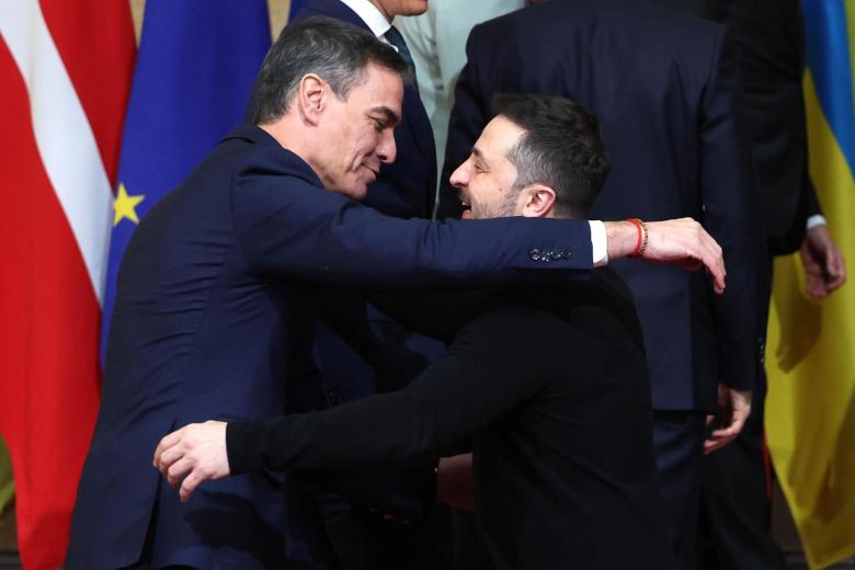 El presidente del Gobierno, Pedro Sánchez, dándose un abrazo con Volodimir Zelenski