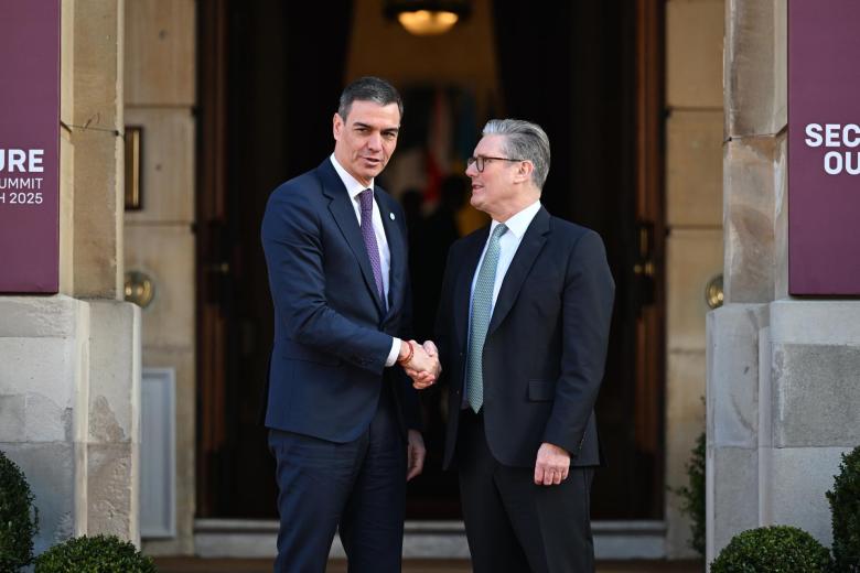 Pedro Sánchez posando con Keir Starmer