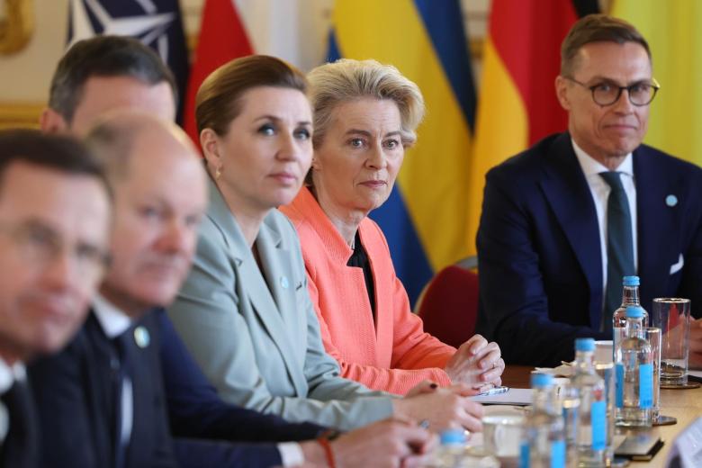 La primera ministra de Dinamarca, Mette Frederiksen, junto a Ursula von der Leyen