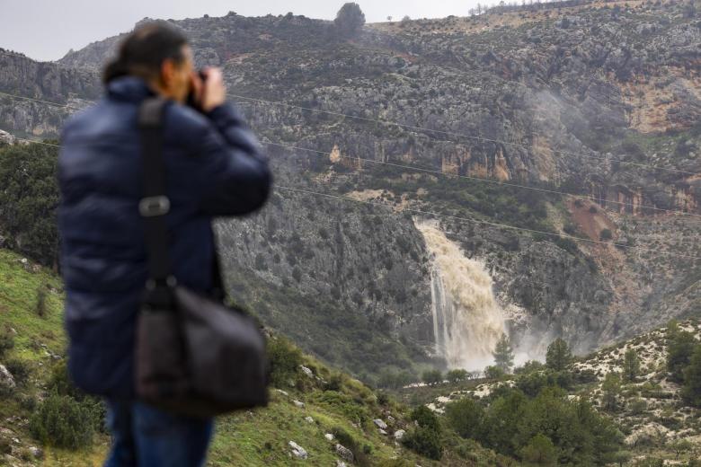 Un caminante observa la catarata de agua que se ha formado en el Barranco del Saltador este jueves tras las intensas lluvias caídas en el municipio de Cehegín (Murcia). La inestabilidad a azotado la región, donde un empeoramiento de la situación obligó este jueves a elevar la alerta de amarilla a naranja por acumulaciones de hasta 120 litros por metro cuadrado (l/m2) en 12 horas.