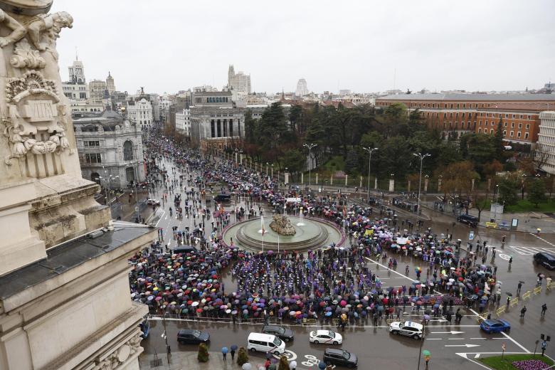 MADRID, 08/03/2025.- Vista de la plaza de Cibeles al paso de la manifestación convocada por la Comisión 8M del movimiento feminista de Madrid con motivo del Día Internacional de la Mujer, que recorre este sábado las calles de Madrid. EFE/Rodrigo Jiménez