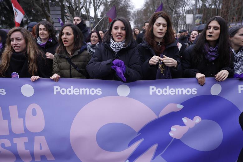 La líder de Podemos, Ione Belarra, con otras dirigentes del partido morado, como Irene Montero o Isa Serra, han encabezado otra parte de la misma manifestación convocada por la Comisión 8M llevando su propia pancarta