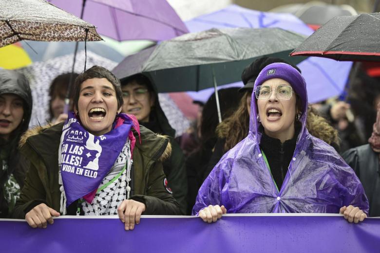 Dos jóvenes en la cabecera de la manifestación convocada por la Comisión del 8M en Madrid