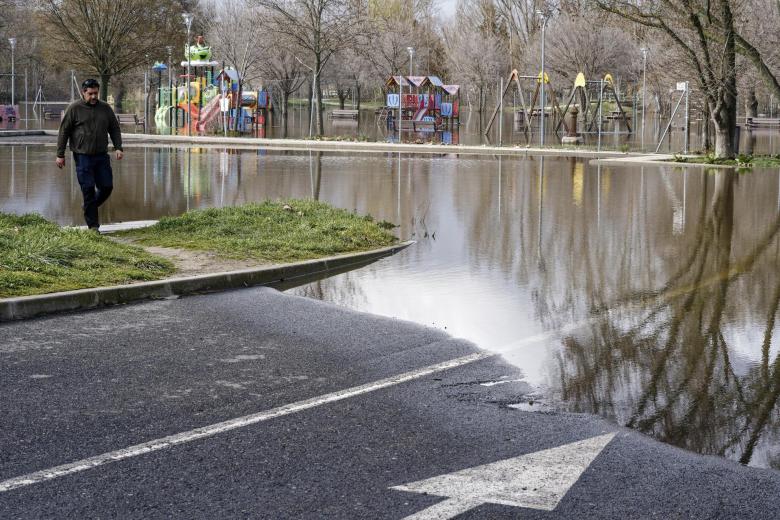 Vista de la crecida de los ríos Adaja y Chico por el deshielo y la lluvia caída en los últimos días a su paso por la ciudad de Ávila, por lo que se ha precintado el parque de El Soto y sus aledaños que continúan anegados. Once comunidades continúan este martes con aviso, naranja o amarillo, por fenómenos costeros adversos, rachas de viento de hasta 70 kilómetros por hora y por abundantes y persistentes lluvias, que en puntos de Andalucía acumularán hasta 80 litros en 12 horas, informa la Aemet en su página web