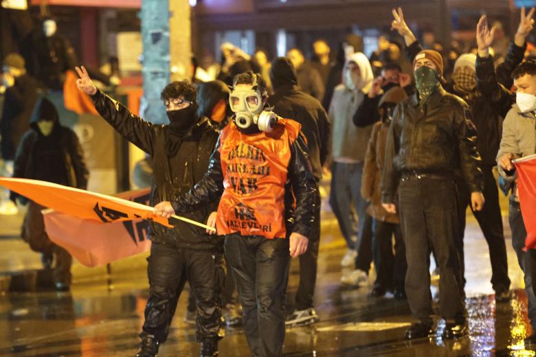 Protesters clash with Turkish anti riot police using tear gas and water cannons during a demonstration following the arrest of Istanbul's mayor, in Ankara on March 22, 2025. Imamoglu, who is the chief rival of Turkey's President, was arrested on March 19, 2025, days before he was to be formally named the main opposition CHP's candidate for the 2028 presidential race. Riot police have since then clashed repeatedly with the protesters, deploying tear gas, rubber bullets and water cannon against them in Istanbul, the capital Ankara and the western coastal city of Izmir. (Photo by Adem ALTAN / AFP)