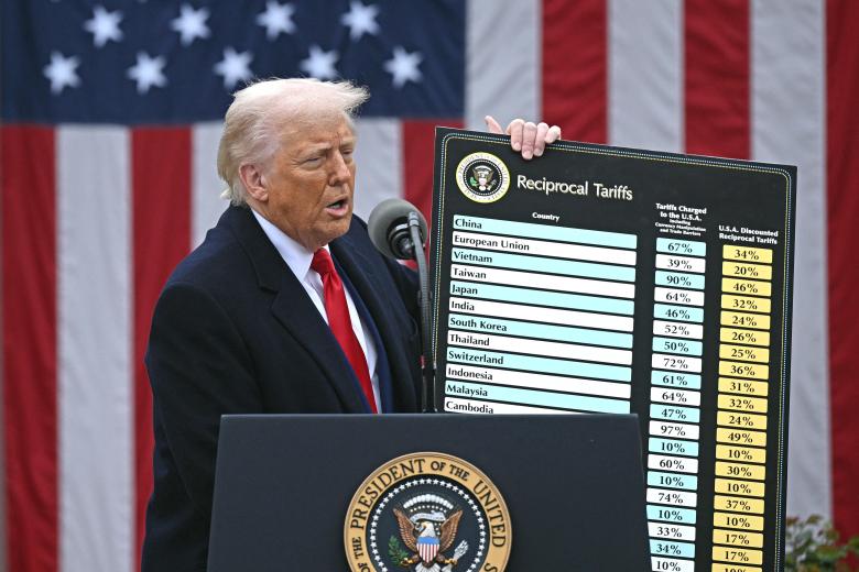El presidente de Estados Unidos, Donald Trump, con la tabla de aranceles