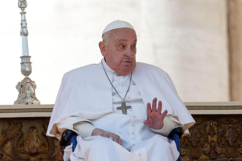 CIUDAD DEL VATICANO (VATICANO), 06/04/2025.- El papa Francisco se presenta en persona este domingo ante los fieles en la Plaza de San Pedro, tras dos semanas de convalecencia aislada en su residencia vaticana y 38 días de hospital por sus problemas respiratorios. EFE/Santa Sede / SOLO USO EDITORIAL/SOLO DISPONIBLE PARA ILUSTRAR LA NOTICIA QUE ACOMPAÑA (CRÉDITO OBLIGATORIO)