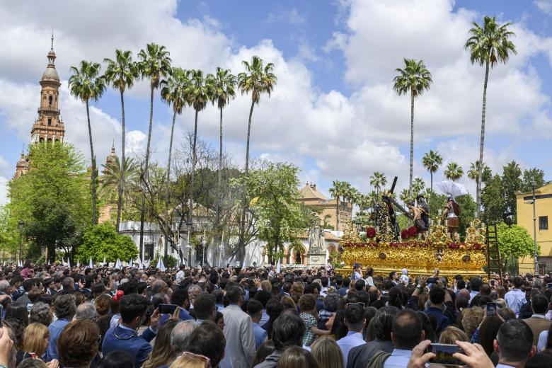 SEVILLA, 13/04/2025.- El paso de Jesús de la Victoria de la Hermandad sevillana de La Paz a su paso por el parque de María Luisa este domingo, en Sevilla. EFE/ Raúl Caro