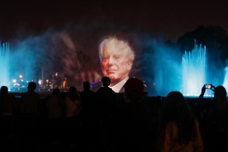 Un retrato del fallecido escritor peruano Mario Vargas Llosa se exhibe en el Circuito Mágico del Agua del Parque de la Reserva durante un homenaje en Lima